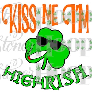 Puede incluir: Un trébol verde con gafas de sol y un porro, con el texto "Kiss Me I'm Highrish" en verde y naranja.