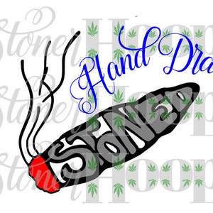 Puede incluir: Ilustración dibujada a mano de un porro encendido con la palabra "stoned" escrita en él. El fondo es un patrón de hojas verdes de marihuana.