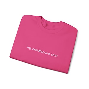 Nadelspitze besticktes Gildan Soft-Sweatshirt | Rundhalsausschnitt, mittelschwer, weißer Faden