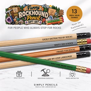 Könnte beinhalten: Ein Set aus fünf Holzstiften mit Radiergummis, bedruckt mit den Texten "EASILY DISTRACTED BY ROCKS," "WAIT! I SEE A ROCK," "I BRAKE FOR ROCKS," "ROCKS ARE MY LOVE LANGUAGE," und "JUST ONE MORE ROCK." Die Stifte sind naturfarben, grau, orange und grün.