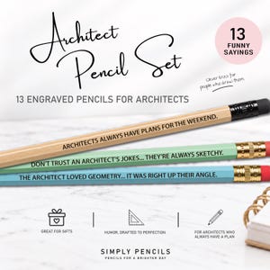 Könnte beinhalten: Ein Set aus 13 gravierten Bleistiften für Architekten mit lustigen Sprüchen. Die Stifte sind naturfarben, hellgrün und hellblau mit schwarzem Text. Sichtbare Sätze sind Architects always have plans for the weekend, Don't trust an architect's jokes... they're always sketchy und The architect loved geometry... it was right up their angle.