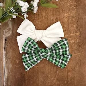 St Patricks Day Hair Bow, Irish Hair Accessories, Shamrock Bow, Kelly Green Hair Bow, newborn headband bow, Toddler Girl Gift, pinwheel bow
