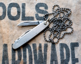 Collar con navaja de bolsillo vintage en miniatura "The Hickok" - Fabricado en EE. UU. Joyas antiguas para hombres y mujeres Idea única para regalo de Navidad Objetos estadounidenses