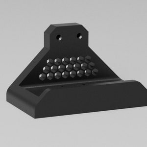 Op de afbeelding: Een zwarte, 3D-geprinte wandbeugel van plastic met een honingraatpatroon en twee gaten aan de bovenkant.