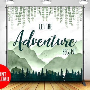 Pode incluir: Um pano de fundo digital com uma ilustração em aquarela de uma cordilheira com uma floresta em primeiro plano. O texto "Let the Adventure Begin!" está escrito em letras cursivas pretas no fundo.