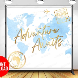 Può includere: Uno sfondo di mappa del mondo in acquerello blu e bianco con testo dorato che recita "Adventure Awaits". Ci sono due cerchi dorati a forma di timbro, uno con il testo "Africa" e l'altro con il testo "Parigi Partito 2023".