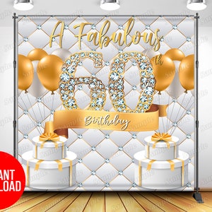 Pode incluir: Fundo para uma festa de 60 anos. O design apresenta um padrão acolchoado branco, detalhes dourados e enfeites semelhantes a diamantes. As palavras "A Fabulous 60th Birthday" são exibidas em destaque.