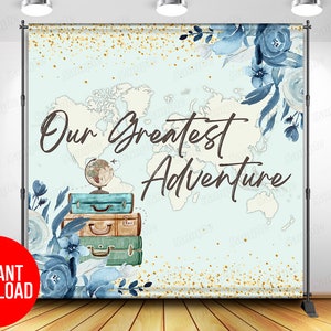 Pode incluir: Um cenário com o texto "Our Greatest Adventure" sobre um mapa-múndi. O design inclui uma pilha de malas vintage, um globo e detalhes florais azuis. Glitter dourado adiciona um toque de brilho. As palavras "Instant Download" estão em um círculo vermelho.
