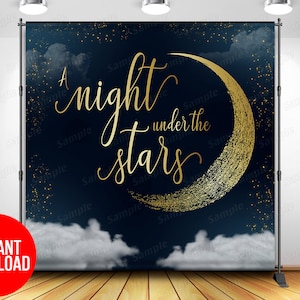 Peut inclure: Une toile de fond numérique représentant un croissant de lune avec des paillettes dorées, un fond bleu marine avec des nuages blancs et le texte "A night under the stars" en écriture dorée.