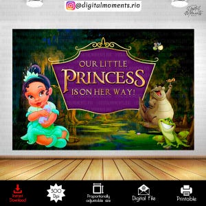 Pode incluir: Um cenário digital com uma princesa de desenho animado, um jacaré e um sapo em um cenário de pântano. O cenário tem o texto "OUR LITTLE PRINCESS IS ON HER WAY!" em letras douradas em uma faixa roxa.