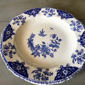 Französische antike weiße Keramik große flache Schale mit Vögeln, Blumen und Insekten Blau Dekor, GIEN, Shabby Chic, Display M1265