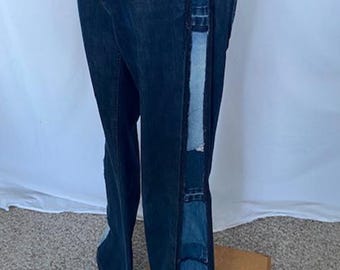 Calça jeans reciclada com várias listras laterais