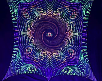 Peut inclure: Une tapisserie à lumière noire avec un motif psychédélique vibrant. L'œuvre présente une spirale centrale avec un œil, entourée de lignes complexes et lumineuses dans des tons de vert, de violet et d'orange. La tapisserie a une forme unique en étoile.