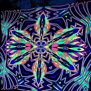 Może przedstawiać: Psychedeliczny gobelin z czarnym tłem i kolorowym, symetrycznym wzorem. Wzór przedstawia wzór gwiazdy w neonowych kolorach zielonym, różowym, niebieskim i żółtym.