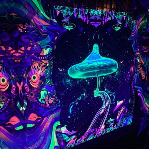 Puede incluir: Un fondo negro con un hongo verde, azul y morado brillante con un tallo en espiral. El hongo est&aacute; rodeado de un cielo estrellado. El fondo tambi&eacute;n presenta un dise&ntilde;o de b&uacute;ho colorido.