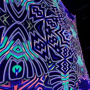 Może przedstawiać: Tkanina w czarno-niebieskie wzory o psychodelicznym wzorze. Tkanina ma powtarzający się wzór geometrycznych kształtów i linii. Tkanina jest oświetlona neonowymi zielonymi, różowymi i niebieskimi światłami.