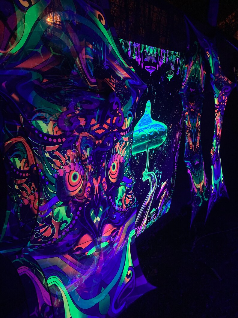 Puede incluir: Un tapiz reactivo a la luz negra con un dise&ntilde;o de b&uacute;ho colorido con acentos brillantes de verde, azul y naranja. El tapiz est&aacute; hecho de una tela fina y fluida y es perfecto para colgar en una pared o usar como tel&oacute;n de fondo.