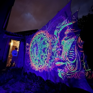 Glow in the Dark  Fractal Faces Portal Mesh  Tapestry, Neon 3D Psychedelic Art, Blacklight Decor