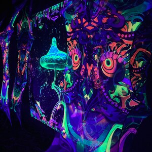 Puede incluir: Un p&oacute;ster de luz negra con un dise&ntilde;o psicod&eacute;lico que presenta un hongo verde brillante y un patr&oacute;n intrincado y colorido.