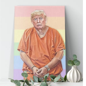 Trump en prisión Schadenfreude Wall Art (bandera del orgullo pastel BG)
