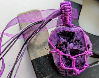 Purple macramé stone necklace, Druzy quartz pendant, macramé gift, macramé pendant necklace