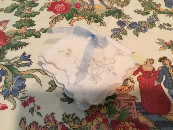 Vintage Handkerchief / Eyelet Flower Basket - image 6