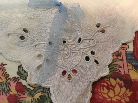 Vintage Handkerchief / Eyelet Flower Basket - image 3
