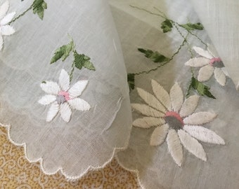 Vintage Handkerchief / Embroidered White Daisies