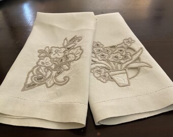 Juego de dos paños de cocina o de cocina de estilo vintage / Bordado estilo Madeira sobre lino