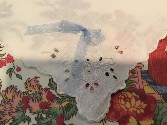 Vintage Handkerchief / Eyelet Flower Basket - image 4