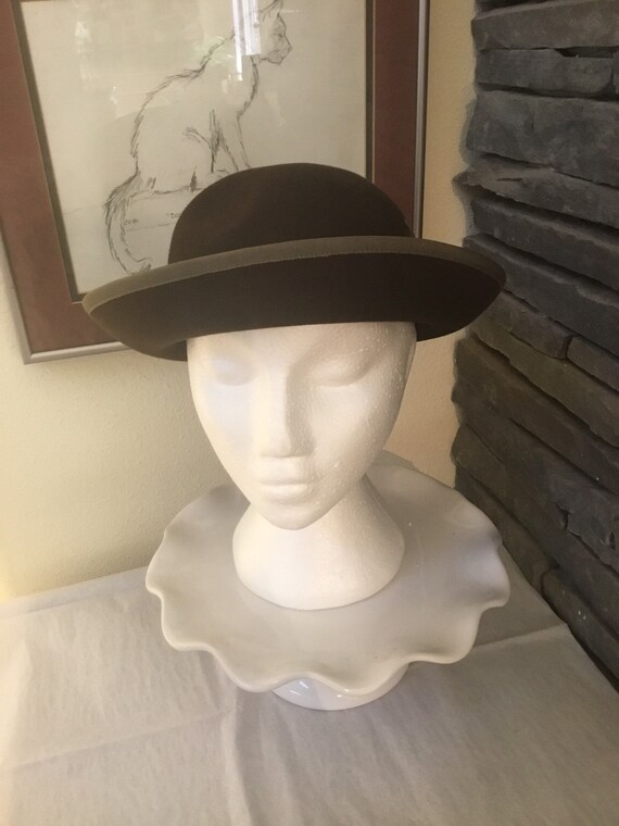 Vintage Ladys Homburg Hat / Feather 