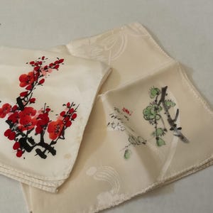Due fazzoletti vintage dipinti a mano con fiori giapponesi