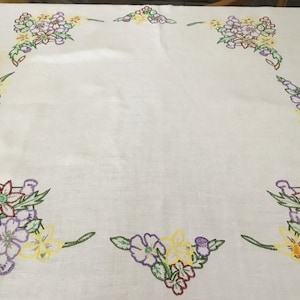 Vintage Tablecloth / Bridge Cloth / Hand Embroidered Daffodil Bouquets