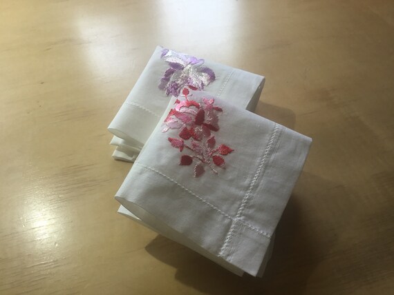 Vintage Handkerchiefs / Pair of Embroidered Roses - image 3