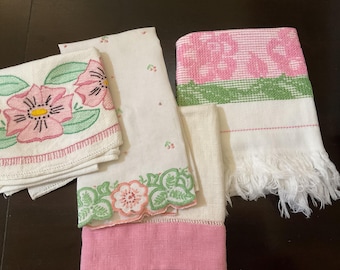 Vintage geborduurde keukenhanddoeken / Set van 4 / Shabby Cottage / Niet-overeenkomende mooie roze borduursels en linnen