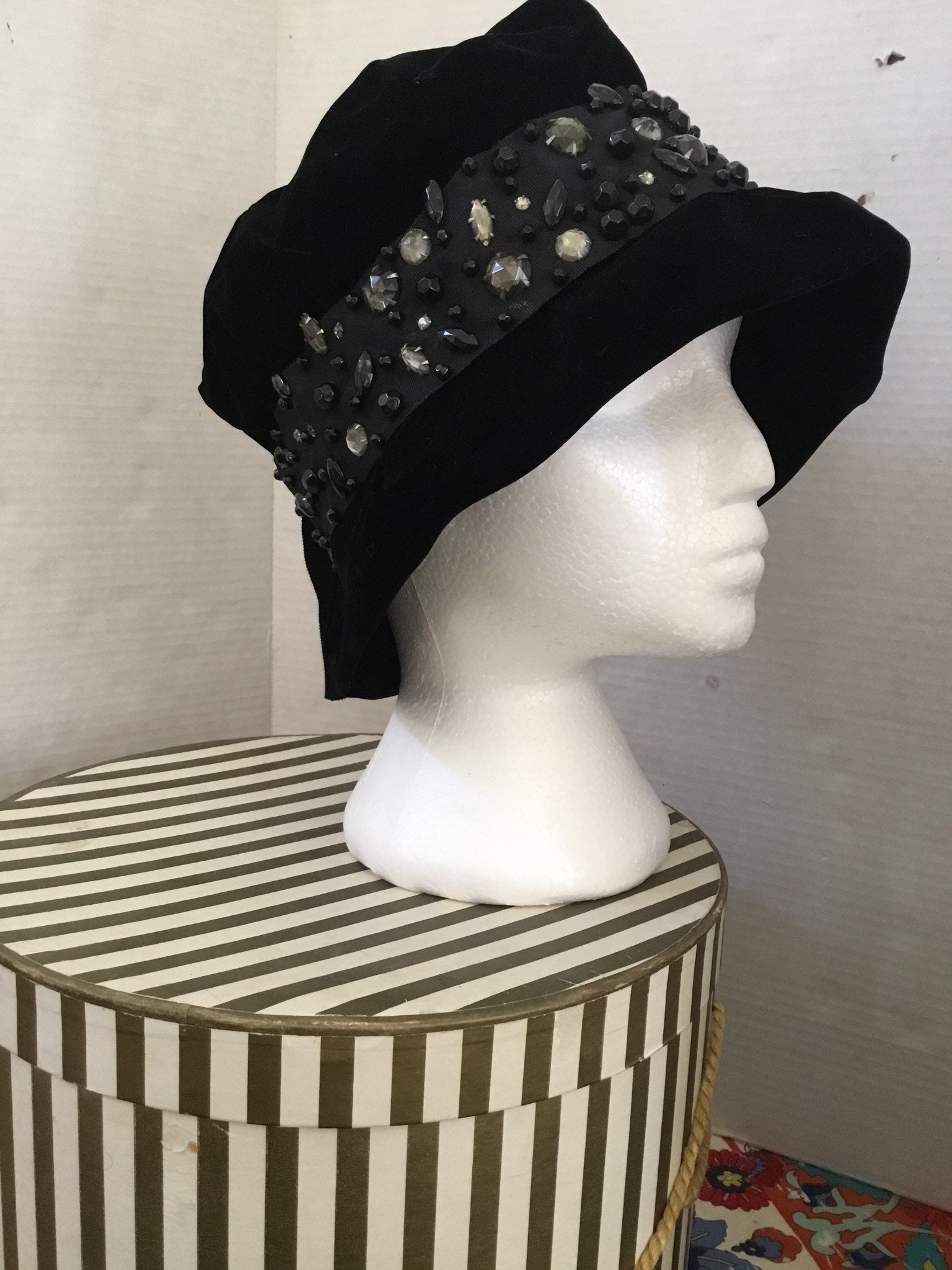 Vintage Black Velvet Cloche Hat / Don Anderson New York