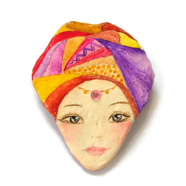 Broche visage poupée fait main, Portrait fille turban bohème, Bijoux papier mâché, Broche peint main, bijoux d'art bohème