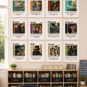 Puede incluir: Una exhibición mural con carteles literarios enmarcados. Los carteles muestran portadas de libros y nombres de autores, incluyendo "Moby Dick", "Treasure Island" y "Romeo y Julieta". Debajo, una estantería con libros categorizados como "Clásicos", "Ficción", etc. También se ve el texto "Read. Think. Grow".