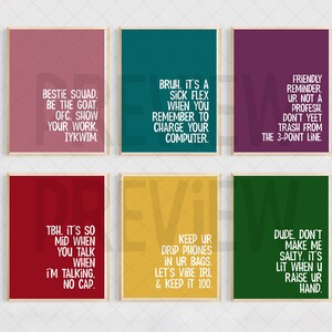 Op de afbeelding: Een set van zes rechthoekige wandposters in roze, blauwgroen, paars, rood, geel en groen, elk voorzien van witte schreefloze tekst met slang-uitdrukkingen zoals Bestie Squad, Bruh, Friendly Reminder, TBH, Keep Ur Drip en Dude Don't Make Me Salty.