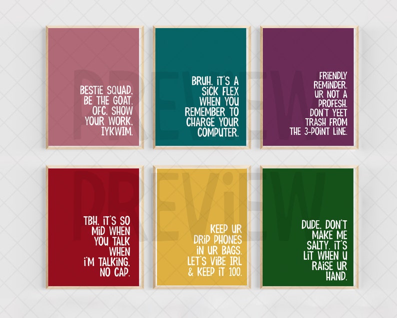 Op de afbeelding: Een set van zes rechthoekige wandposters in roze, blauwgroen, paars, rood, geel en groen, elk voorzien van witte schreefloze tekst met slang-uitdrukkingen zoals Bestie Squad, Bruh, Friendly Reminder, TBH, Keep Ur Drip en Dude Don't Make Me Salty.