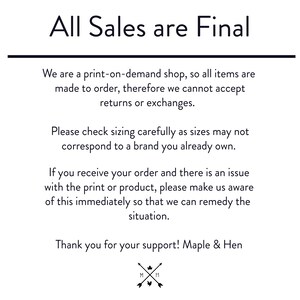 Puede incluir: Fondo blanco con texto negro que dice "Todas las ventas son finales". El texto explica la pol&iacute;tica de devoluciones y cambios de la tienda y aconseja comprobar las tallas. Tambi&eacute;n se muestra el nombre de la tienda, Maple & Hen.