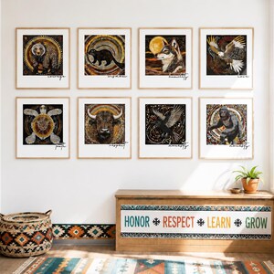 Puede incluir: Un conjunto de ocho láminas de arte cuadradas enmarcadas con ilustraciones de animales, patrones circulares y etiquetas de texto. Debajo, un banco de madera muestra el texto HONOR RESPECT LEARN GROW junto a patrones geométricos decorativos.