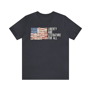 Camiseta Libertad y Literatura para Todos / Camiseta para Amantes de los Libros / Camiseta de Regalo para Bibliotecarios / Regalos para Activistas que Leen Libros Prohibidos / Club de Lectura de EE. UU. Heather Navy