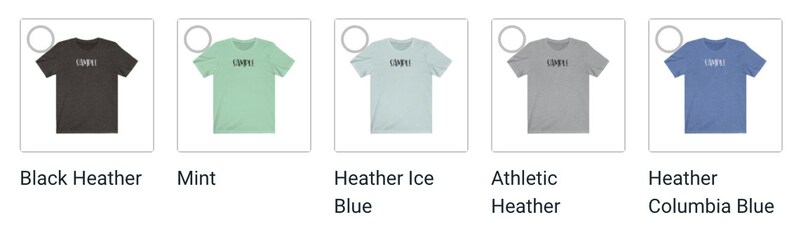 Puede incluir: Una colecci&oacute;n de camisetas de manga corta en varios colores, incluyendo negro jaspeado, menta y azul. Cada camiseta presenta la palabra "COMPU" impresa en un color contrastante en el pecho. Las camisetas se muestran sobre un fondo blanco.