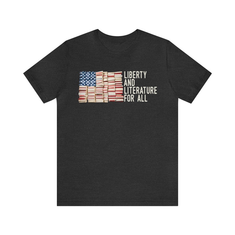 Camiseta Libertad y Literatura para Todos / Camiseta para Amantes de los Libros / Camiseta de Regalo para Bibliotecarios / Regalos para Activistas que Leen Libros Prohibidos / Club de Lectura de EE. UU. Dark Grey Heather