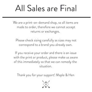 Op de afbeelding: Zwart-witte tekst op een witte achtergrond met de tekst "All Sales are Final". De tekst legt uit dat de winkel op aanvraag print en daarom geen retouren of omruilingen accepteert. Klanten worden ook aangemoedigd om de maten zorgvuldig te controleren en onmiddellijk contact op te nemen met de winkel als er problemen zijn met hun bestelling.