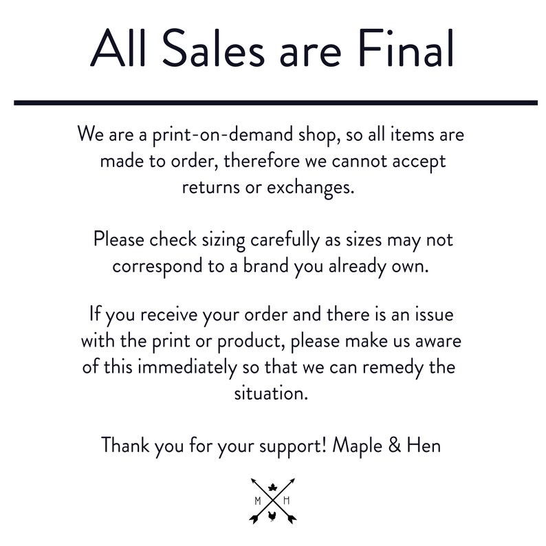 Op de afbeelding: Zwart-witte tekst op een witte achtergrond met de tekst "All Sales are Final". De tekst legt uit dat de winkel op aanvraag print en daarom geen retouren of omruilingen accepteert. Klanten worden ook aangemoedigd om de maten zorgvuldig te controleren en onmiddellijk contact op te nemen met de winkel als er problemen zijn met hun bestelling.