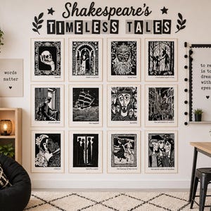 Op de afbeelding: Een galerijmuur met ingelijste zwart-wit illustraties van Shakespeare's toneelstukken. De tekst "Shakespeare's Timeless Tales" staat erboven. Een bord zegt "words matter". De kamer is ingericht met planten.