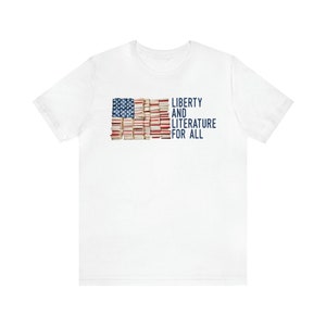 Camiseta Libertad y Literatura para Todos / Camiseta para Amantes de los Libros / Camiseta de Regalo para Bibliotecarios / Regalos para Activistas que Leen Libros Prohibidos / Club de Lectura de EE. UU. White
