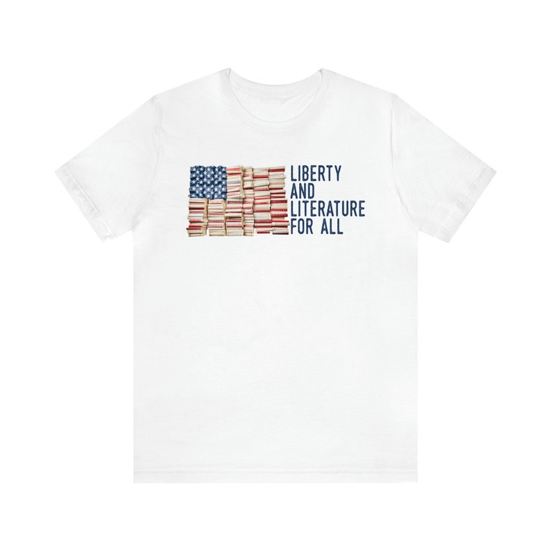 Camiseta Libertad y Literatura para Todos / Camiseta para Amantes de los Libros / Camiseta de Regalo para Bibliotecarios / Regalos para Activistas que Leen Libros Prohibidos / Club de Lectura de EE. UU. White